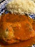 Chiles capeados rellenos de queso en caldillo de tomate