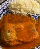 Chiles capeados rellenos de queso en caldillo de tomate