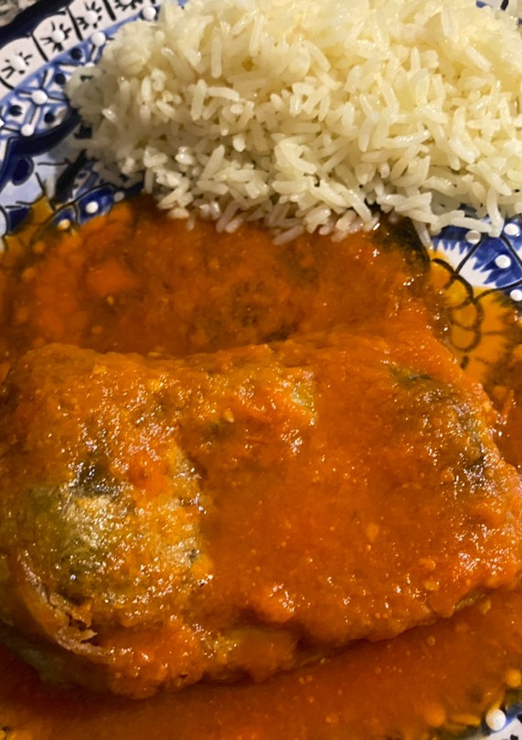 Una foto de Chiles capeados rellenos de queso en caldillo de tomate