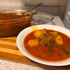 A picture of Aloo gosht.