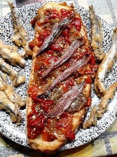 Una foto de Llesca o tostada de escalivada con anchoas y boquerones