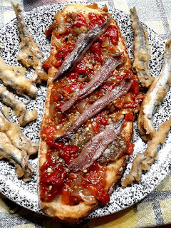Una foto de Llesca o tostada de escalivada con anchoas y boquerones