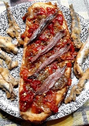 Una foto de Llesca o tostada de escalivada con anchoas y boquerones