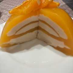 Una foto de Tarta de crema de naranja y crema de leche