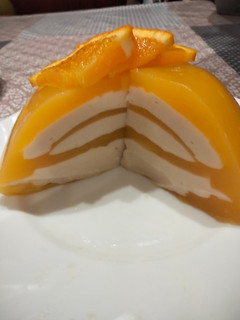Una foto de Tarta de crema de naranja y crema de leche