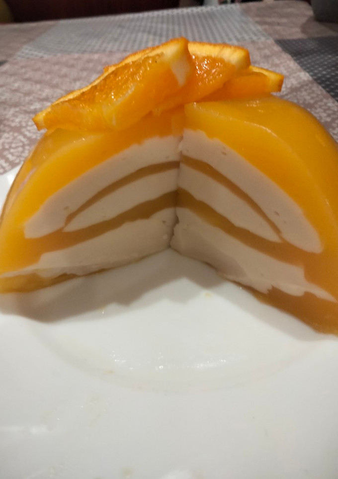 Una foto de Tarta de crema de naranja y crema de leche