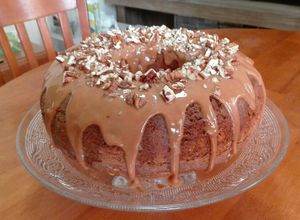 Una foto de Bundt Cake de vainilla con pasas y pecanas 😋