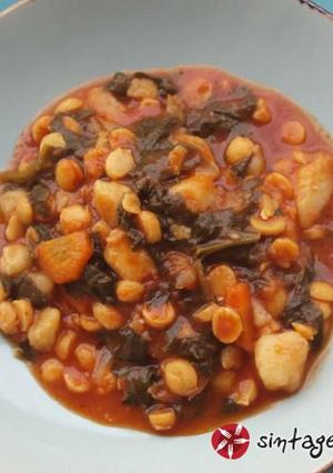 A picture of Chickpeas with spinach.