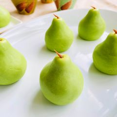 A picture of Bing Pi (Snow Skin) Pomelo Mooncake (冰皮柚子月餅).