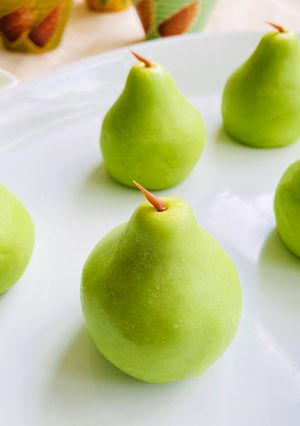 A picture of Bing Pi (Snow Skin) Pomelo Mooncake (冰皮柚子月餅).