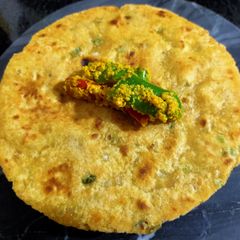 A picture of Garlic Flavoured Makki Roti.