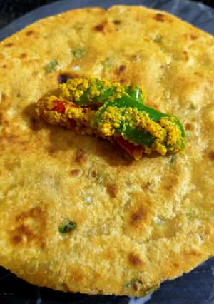 A picture of Garlic Flavoured Makki Roti.