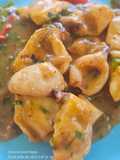 Chipirones y pechuga de pollo en salsa