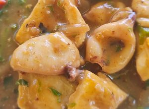 Foto principal de Chipirones y pechuga de pollo en salsa