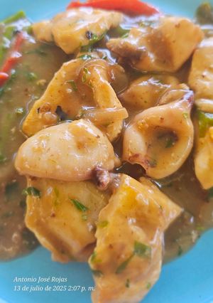 Una foto de Chipirones y pechuga de pollo en salsa