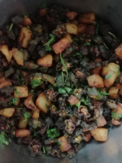 வெண்டை உருளைக்கிழங்கு ரோஸ்ட்(vendakkai roast recipe in tamil) செய்முறை முக்கிய புகைப்படம்