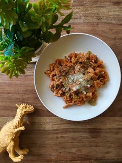 Una foto de Dino-pasta con tomate para niños 👦🏻🧒🏼