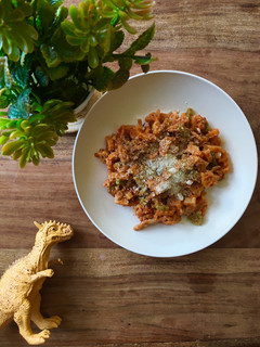 Una foto de Dino-pasta con tomate para niños 👦🏻🧒🏼