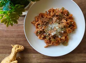 Foto principal de Dino-pasta con tomate para niños 👦🏻🧒🏼