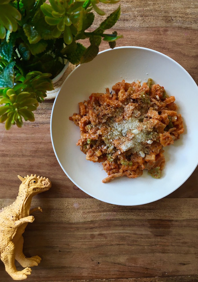 Una foto de Dino-pasta con tomate para niños 👦🏻🧒🏼