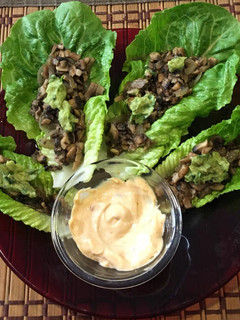 Una foto de "Tacos" de lechuga con champignons