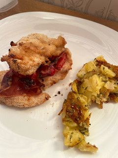 Una foto de Pechuga de pollo rellena de jamón serrano, pimiento y miel en air fryer