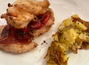 Una foto de Pechuga de pollo rellena de jamón serrano, pimiento y miel en air fryer