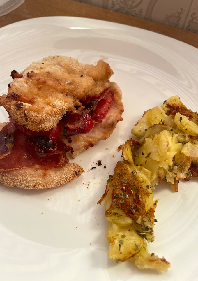 Una foto de Pechuga de pollo rellena de jamón serrano, pimiento y miel en air fryer