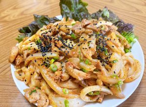 Hình của món Mỳ udon xào thịt gà.