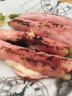Una foto de Espárragos trigueros con jamón York y queso