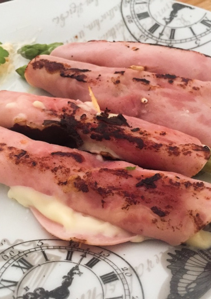 Una foto de Espárragos trigueros con jamón York y queso