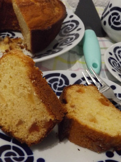 Una foto de Cake de avellanas con papaya y melón deshidratado