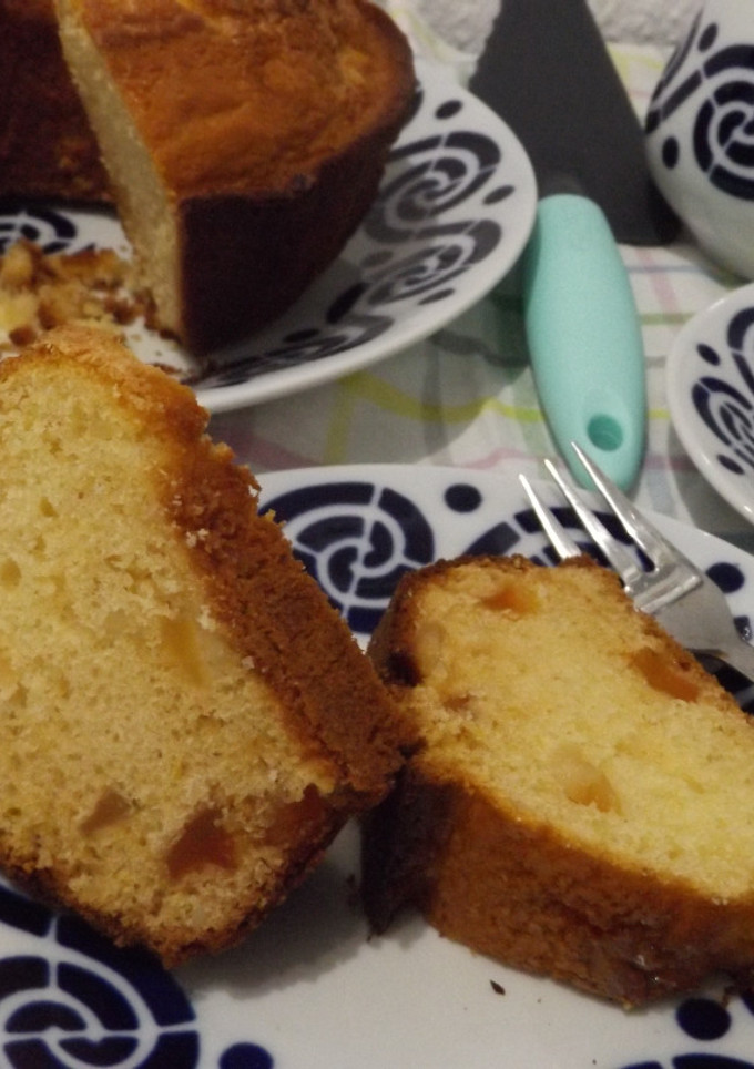 Una foto de Cake de avellanas con papaya y melón deshidratado