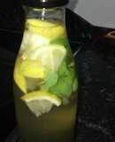 Agua de limón y menta aromatizada