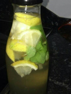 Una foto de Agua de limón y menta aromatizada