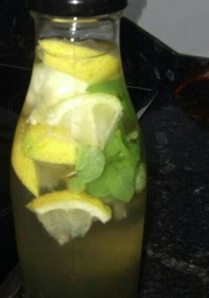 Foto principal de Agua de limón y menta aromatizada