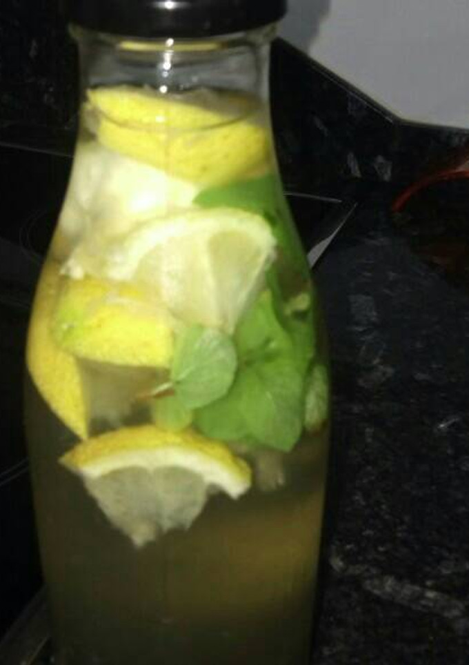 Una foto de Agua de limón y menta aromatizada