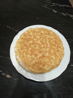 Una foto de Tortilla de patata, rellena de bocas de mar