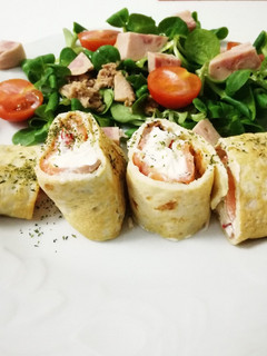 Una foto de Pitas proteicas rellenas de Salmón ahumado, canónigos y queso