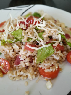 Una foto de Ensalada de arroz integral, con pera, jamón, parmesano