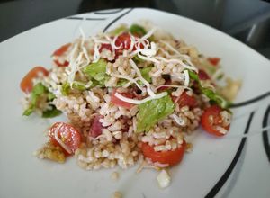 Una foto de Ensalada de arroz integral, con pera, jamón, parmesano