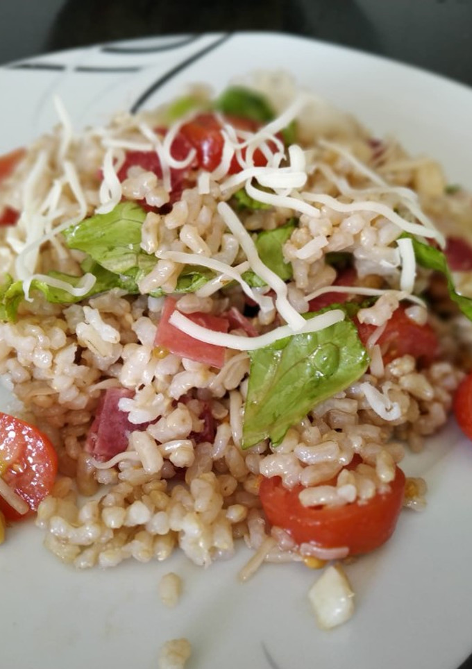 Una foto de Ensalada de arroz integral, con pera, jamón, parmesano