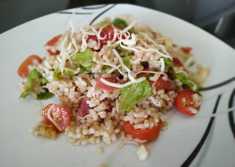 Ensalada de arroz integral, con pera, jamón, parmesano