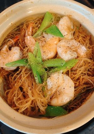 รูปของ กุ้งอบวุ้นเส้นหม้อดิน🦐🍲style by barbie👩🏼🍳