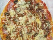 Una foto de pizza con pollo barbacoa