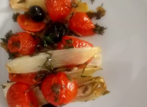 Foto di Indivia belga con pomodorini, succo di limone e olive nere al forno