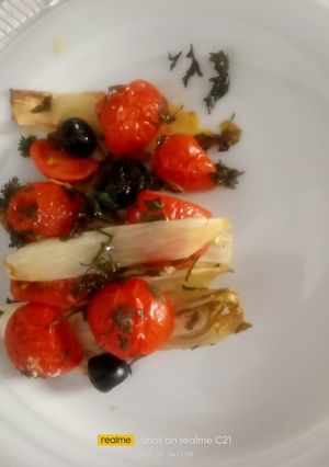 Foto di Indivia belga con pomodorini, succo di limone e olive nere al forno