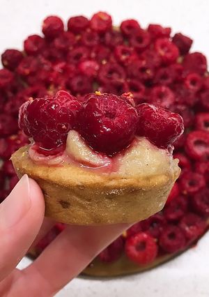 Une photo de Tarte aux framboises sur sa crème pâtissière vegan