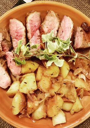 Une photo de Magret de canard aux pommes, miel et thym