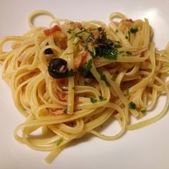 A picture of Linguine with tuna, olives and tomatoes.